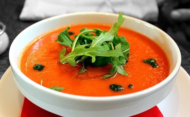 ¿Cómo acompañar un gazpacho para un menú completo?